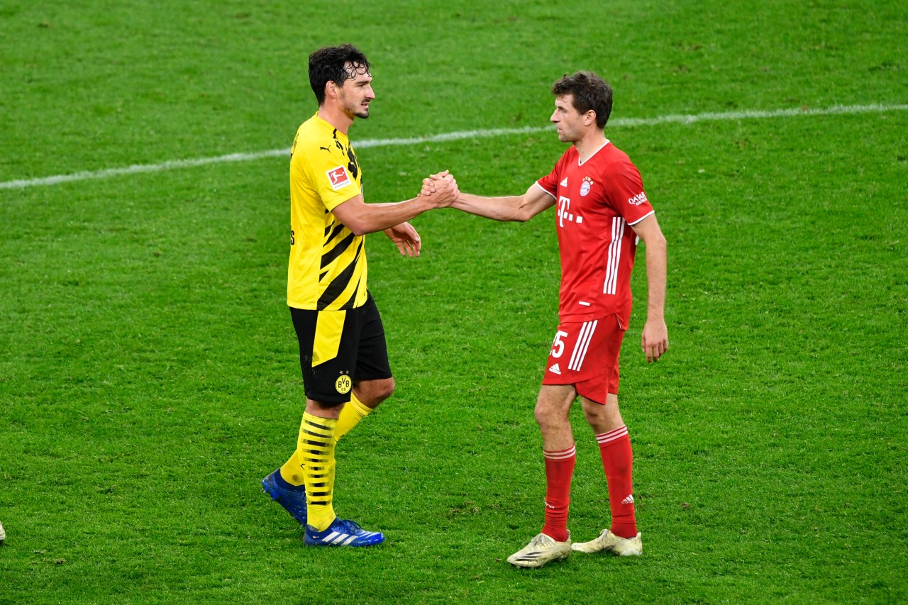 Auf dem Platz sind Mats Hummels von Borussia Dortmund und Thomas Müller von FC Bayern München Konkurrenten. 