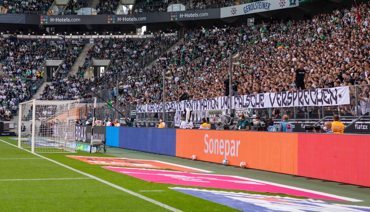 Gladbacher Fanprotest gegen BVB-Trainer Marco Rose.
