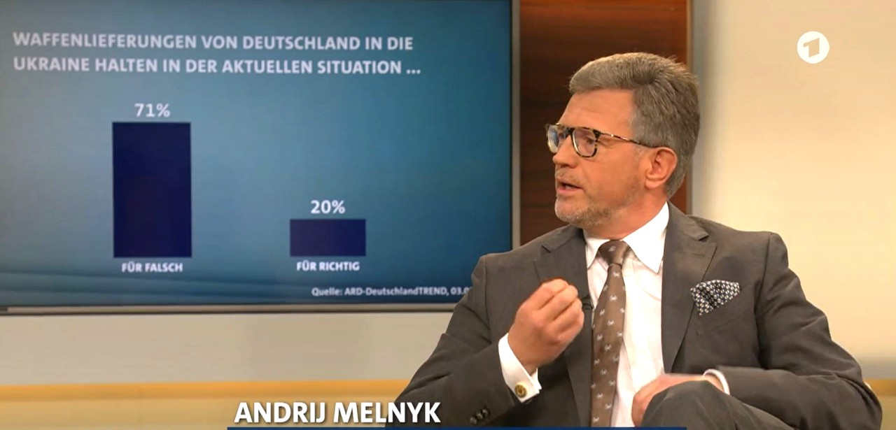 Der ukrainische Botschafter in Deutschland, Andrij Melnyk, fordert Waffen von Deutschland. Doch nicht nur die Bundesregierung ist dagegen, auch 71 Prozent der Bevölkerung lehnt laut ARD-Deutschlandtrend solche Lieferungen ab. 