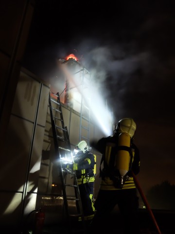 Die Feuerwehr löschte den Brand mit drei „C-Rohren“.