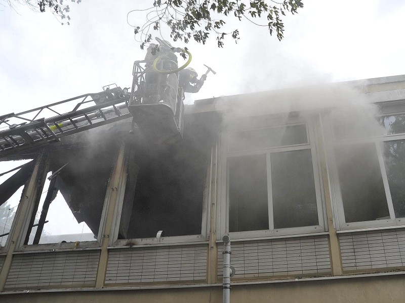 Am Sonntag brach in der ehemaligen Realschule in Dinslaken-Mitte ein Feuer aus.