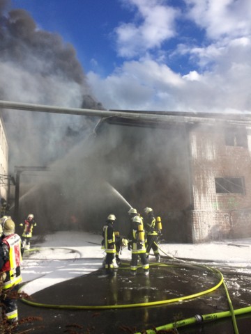 Stundenlang kämpften die Rettungskräfte gegen den ausgedehnten Brand in der leerstehenden Lagerhalle.