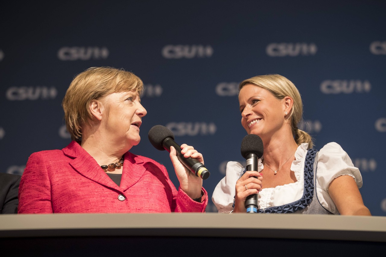 CSU-Wahlkampfveranstaltung im Festzelt: Claudia von Brauchitsch 2017 im Dirndl und neben Kanzlerin Merkel.