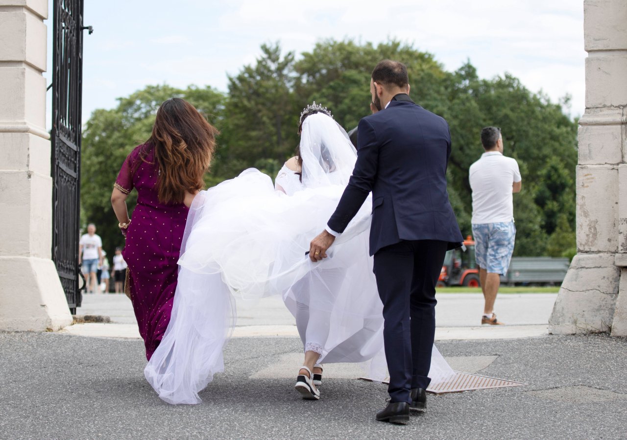 Hochzeit SchwiegermutterAlarm! Sie bringt ungeladenen Gast mit