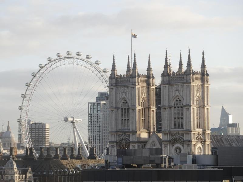Britische Touristenattraktionen wie der Westminster Abbey, hier vor dem London Eye zu sehen, befinden sich wegen der Corona-Krise noch immer im Überlebensmodus.