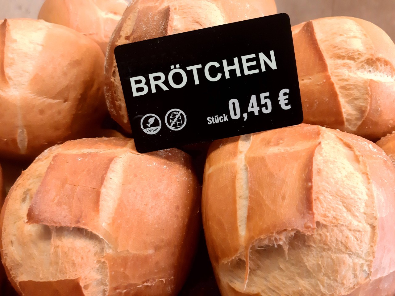 In Essen haben die Brötchenpreise vieler Bäckereien die 40-Cent-Marke geknackt. (Symbolbild)