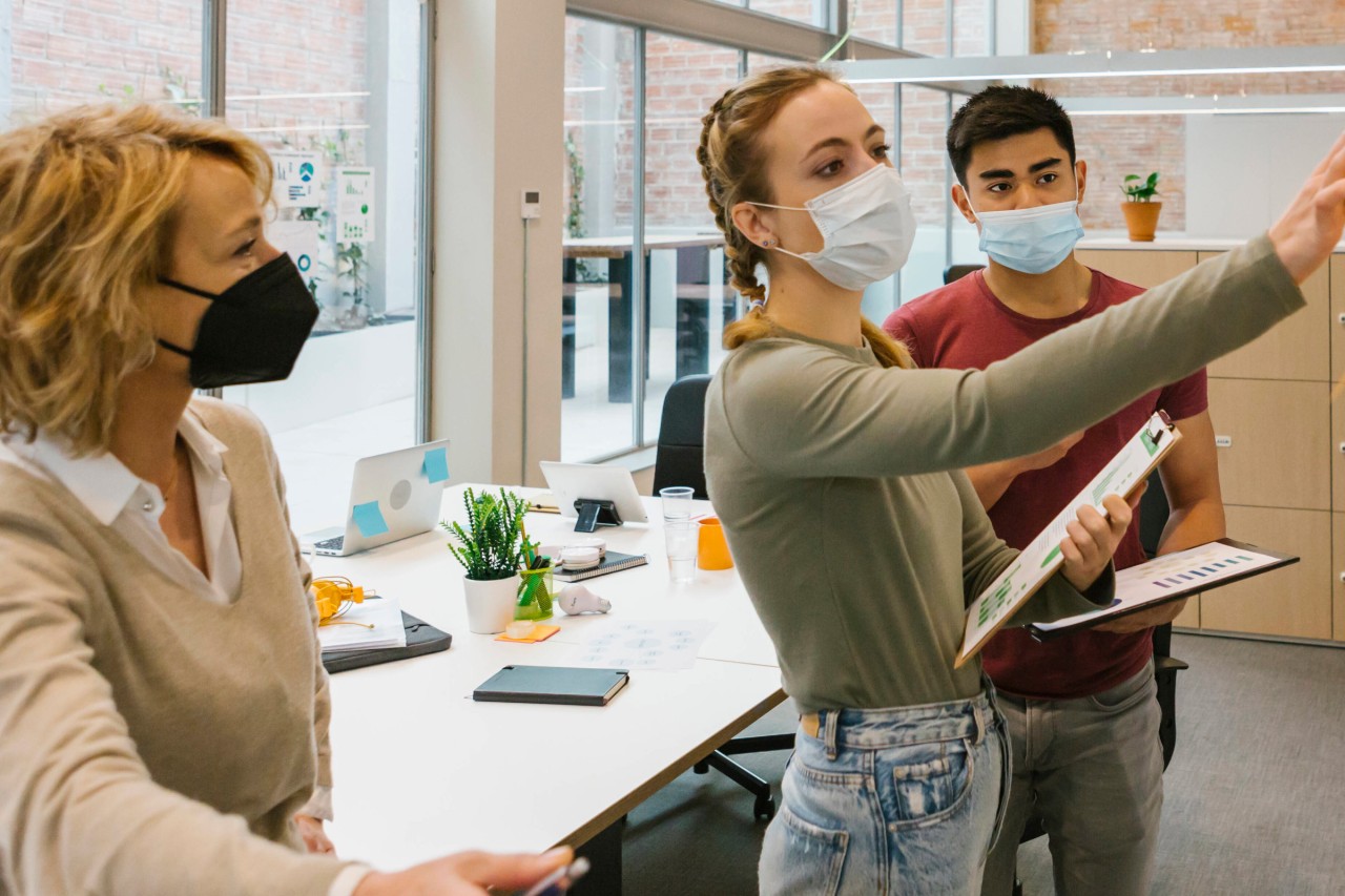 Muss man auch bei dieser Hitze noch Masken im Büro tragen?