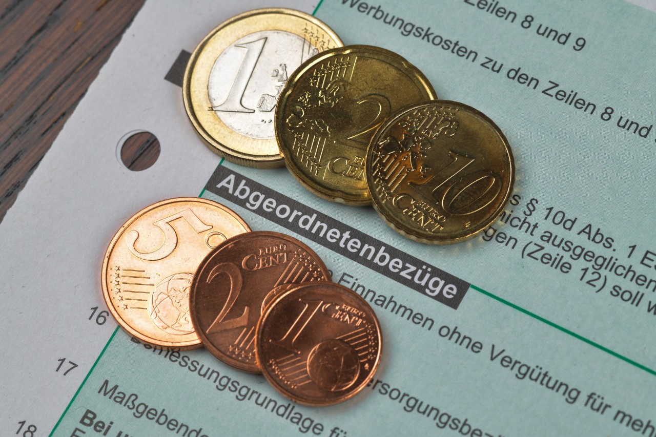 Bundestagsabgeordnete erhalten bereits üppige Diäten. Gibt es zu Weihnachten nochmal einen Bonus? (Symbolfoto)