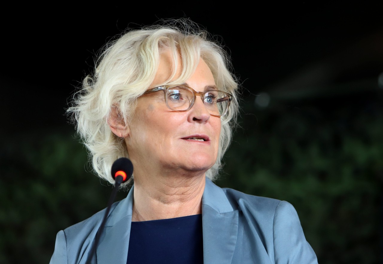 Bundeswehr: Verteidigungsministerin Christine Lambrecht muss sich wegen einem Flug in einer Regierungsmaschine, zu dem sie ihren Sohn mitnahm, rechtfertigen. (Archivfoto)