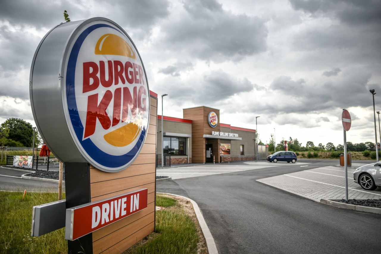 Burger King suggeriert in seiner Werbung andere Dinge, als die Realität tatsächlich oft halten kann. (Symbolbild)