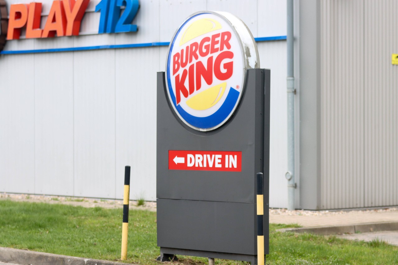 Einer Mitarbeiterin im Drive-In bei Burger King unterlief ein Fehler, über den sich eine Kundin aufregte.
