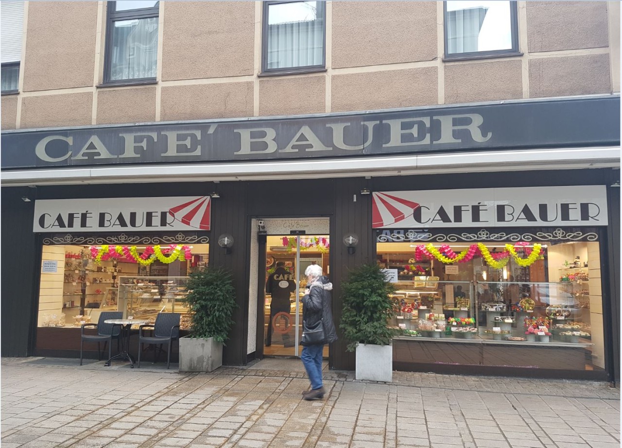 Kein Ende in Sicht: Seit 88 Jahren gibt es das Café Bauer nun schon. Das Inhaber-Ehepaar Bauer hat auf der Markstraße schon viele Geschäfte kommen und gehen sehen.