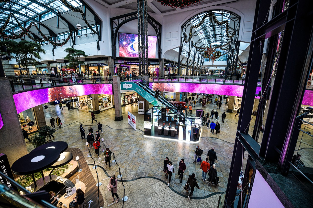Centro, Limbecker Platz und Co.: Shoppings-Malls sind in NRW richtig beleibt. Doch jetzt warnt ein Experte. (Archivbild)