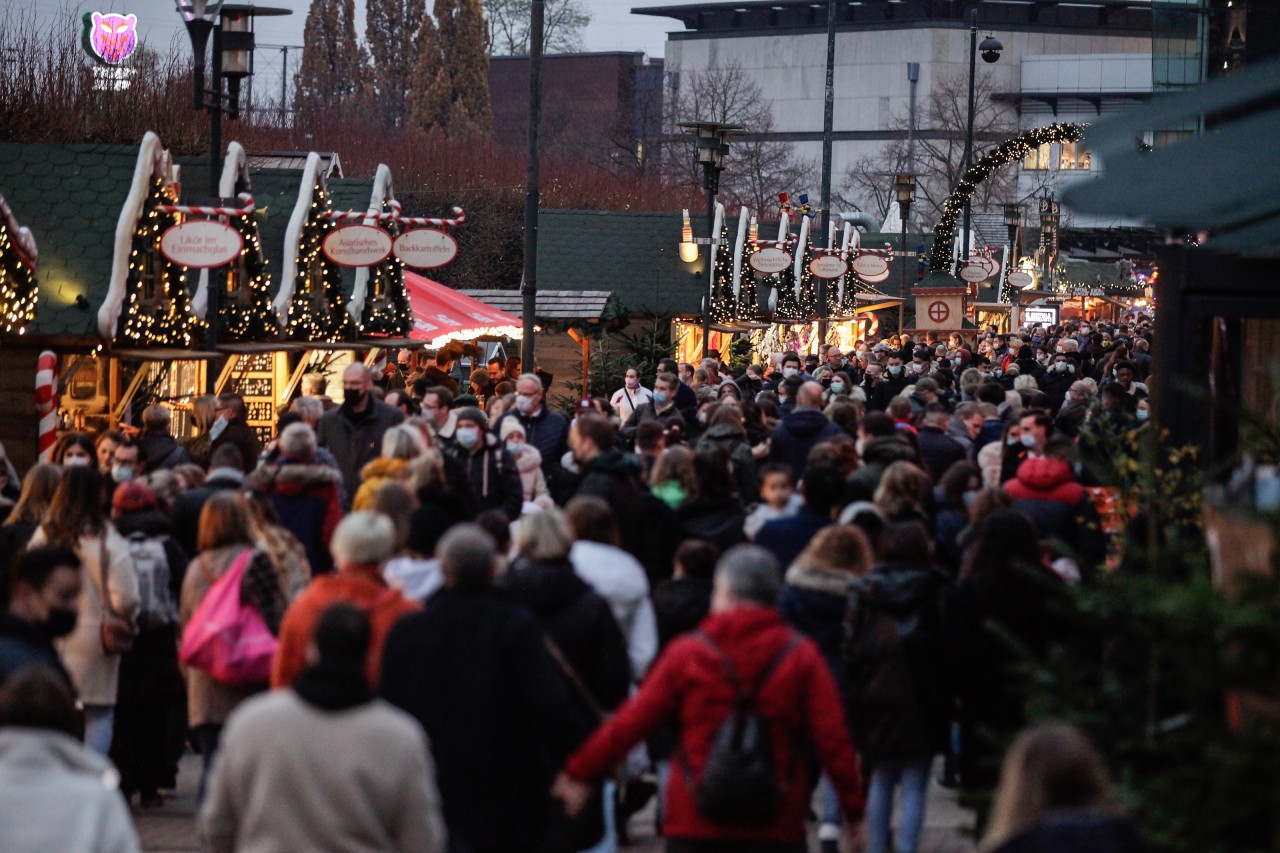 Centro Oberhausen: Der Weihnachtsmarkt war am Wochenende vor Inkrafttreten der 2G-Regelung sehr gut besucht.