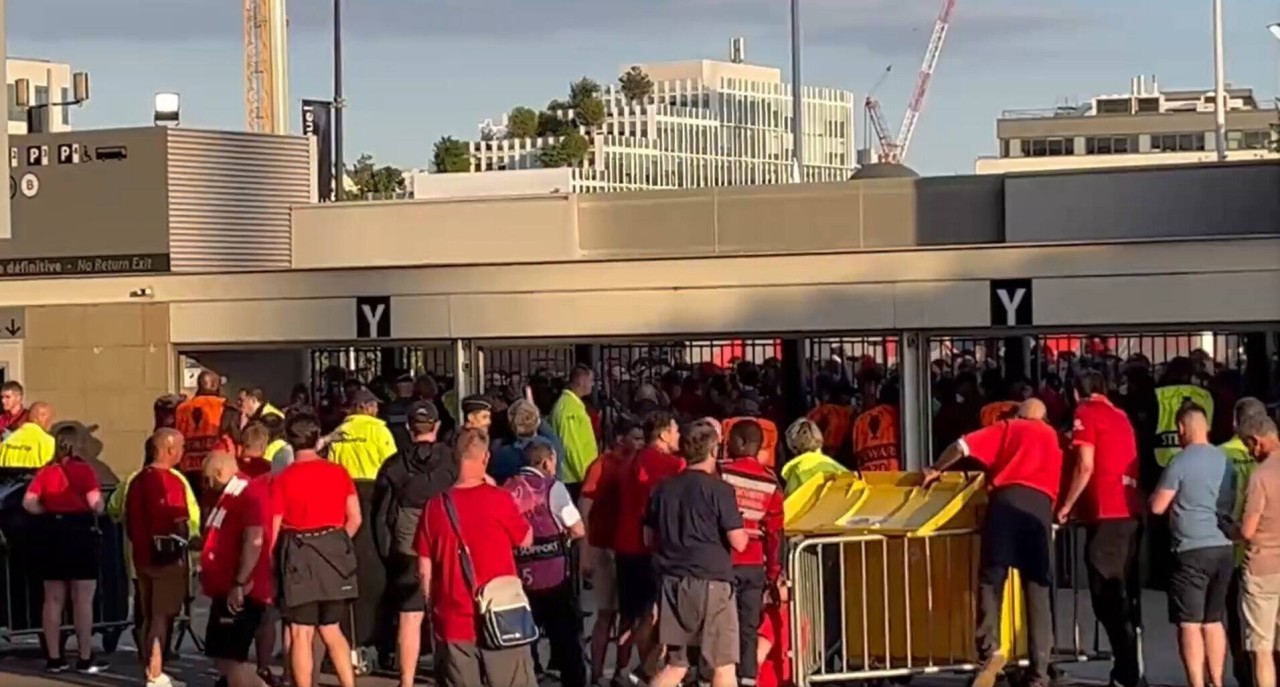 Chaos am Einlass: Lange Schlange vor dem Stade de France.