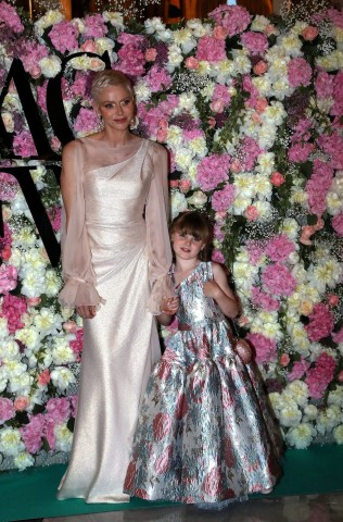 Charlène von Monaco brachte ihre Tochter Isabella zur Fashion-Show mit.