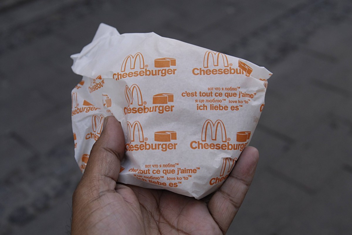 Eine Kundin von McDonalds will die Verpackung von ihrem Cheeseburger entfernen und muss feststellen, dass der Patty fehlt. (Symbolbild), Frau erhofft sich von einem Besuch bei Burger King mehr.