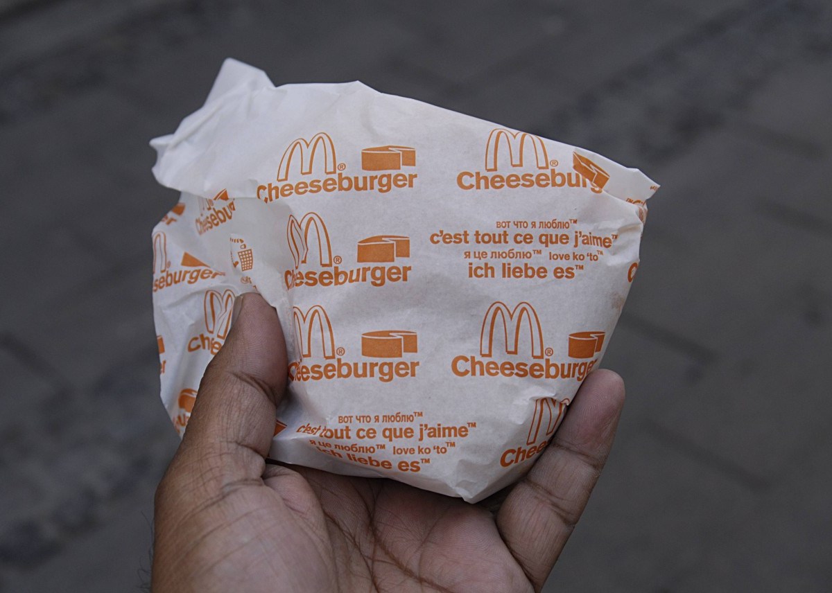 Eine Kundin von McDonalds will die Verpackung von ihrem Cheeseburger entfernen und muss feststellen, dass der Patty fehlt. (Symbolbild), Frau erhofft sich von einem Besuch bei Burger King mehr.