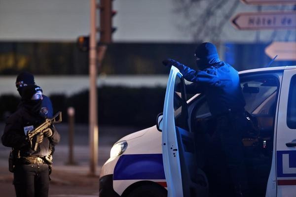 Französische Polizisten im Stadtteil Neudorf in Straßburg. 