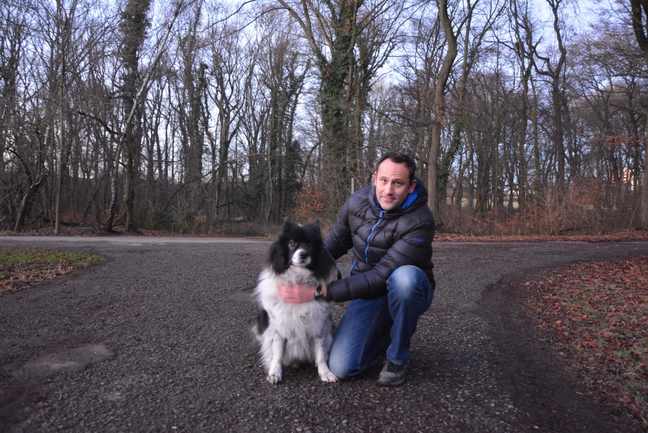 Christian Schulte aus Mülheim ist oft hier mit seinem Hund Joschi unterwegs. Schulte hält ihn nun häufig an der kurzen Leine.