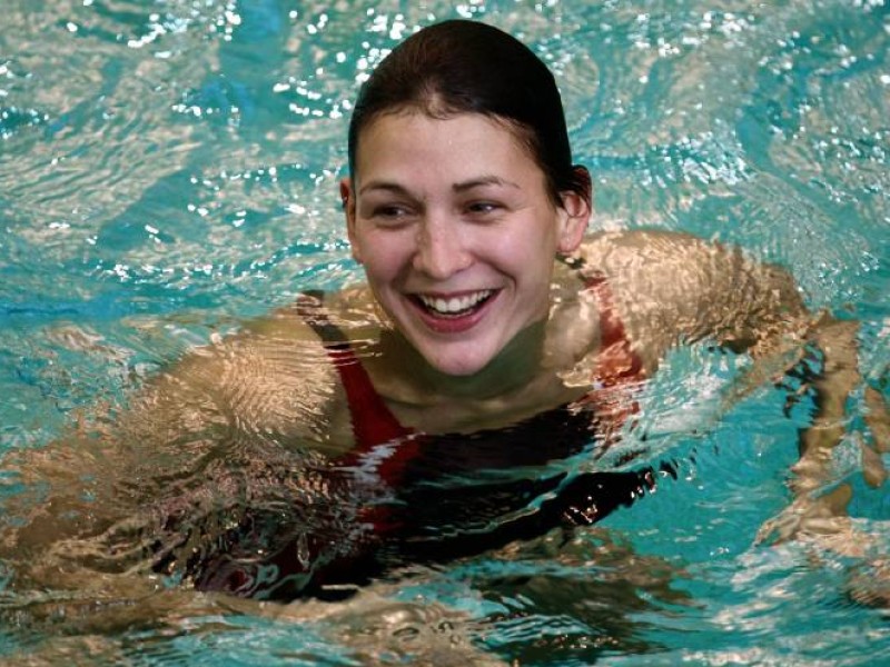 Christin Steuer springt vom 10-Meter-Turm.