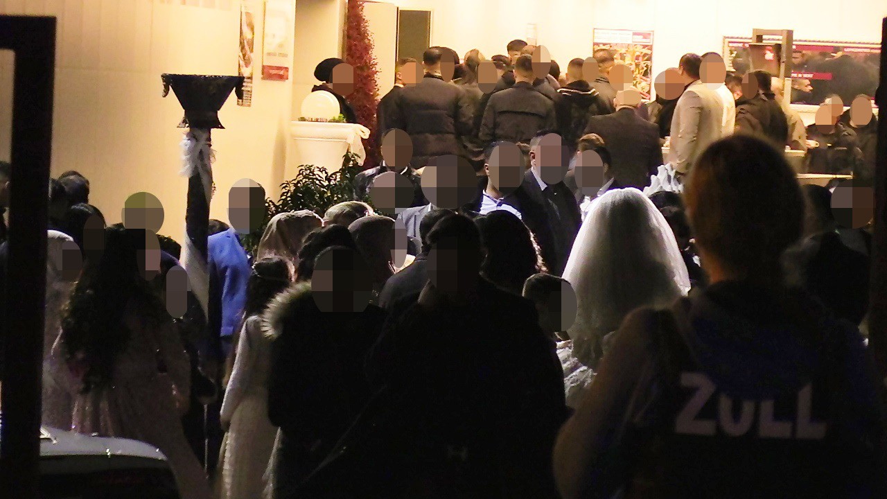 Clan-Hochzeit in Mülheim: Die Polizei war mit Großaufgebot vor Ort. 