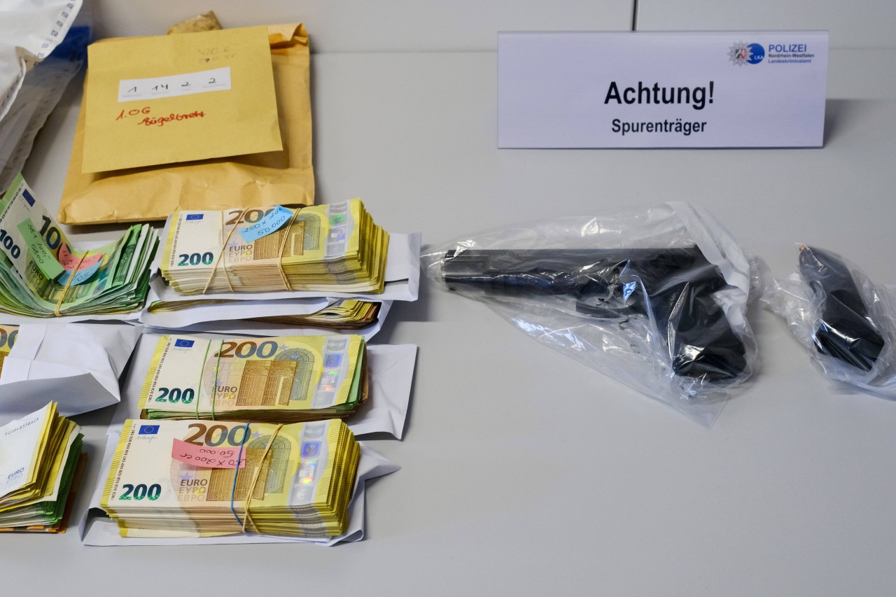 Clan-Kriminalität in NRW: Sieben Personen aus Leverkusen werden wegen schlimmer Vergehen angeklagt. Ermittler fanden Bargeld und Waffen in einer „Clan-Villa“  (Symbolbild)