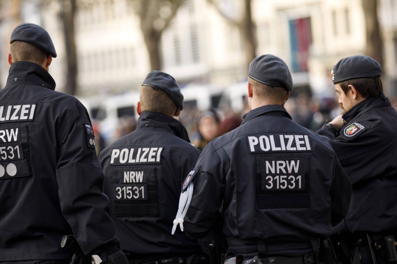 Bei der Clan-Beerdigung in NRW werden etliche Polizisten vor Ort sein. (Symbolbild)