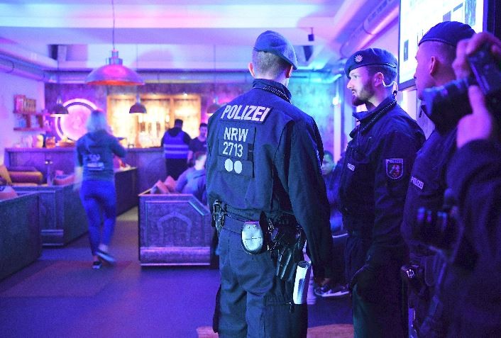 Polizisten bei einer Razzia gegen Clankriminalität in Duisburg. 