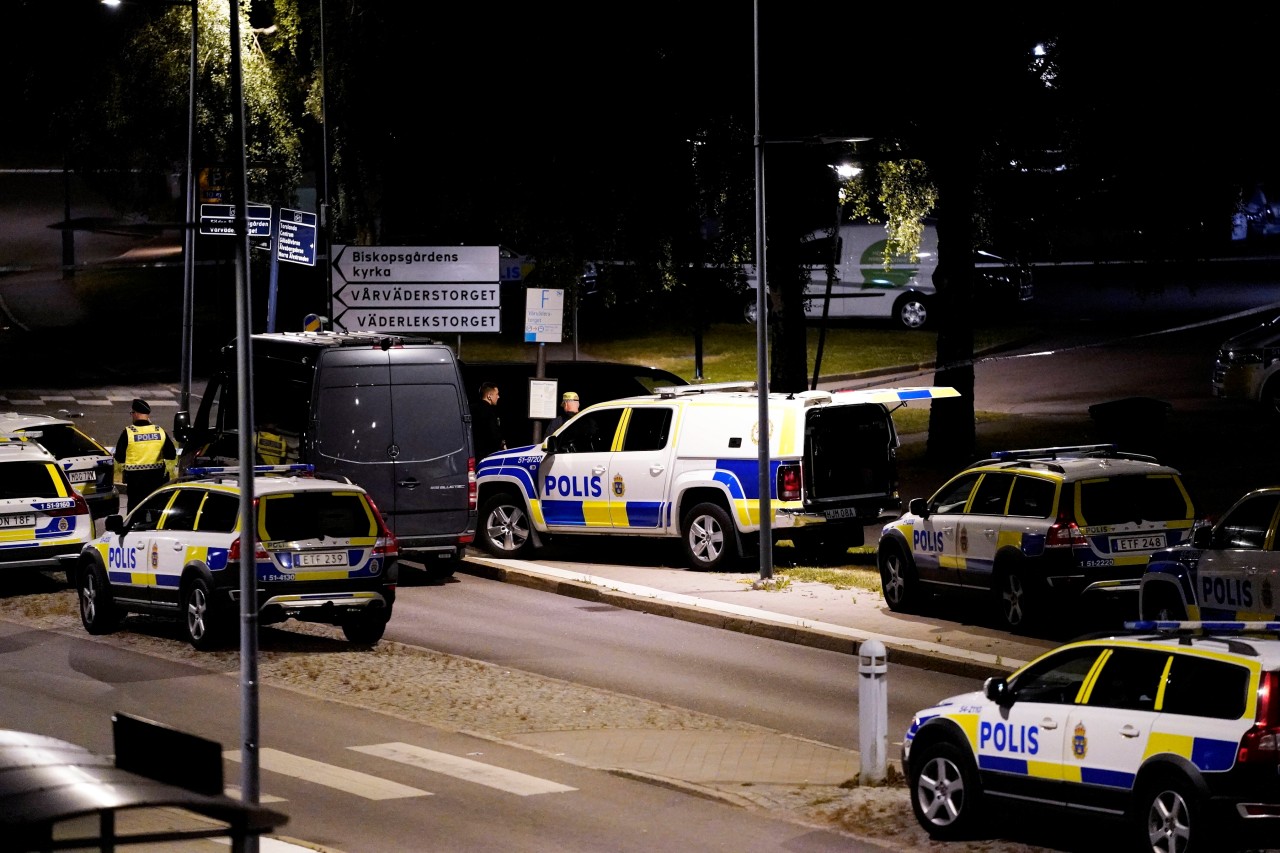 Ein Polizei-Großeinsatz in Göteborg am 1. Juli 2021, nachdem ein Polizist von einem Jugendlichen erschossen worden ist. Der Stadtteil Biskopsgården ist bekannt für Clan-Kriminalität.