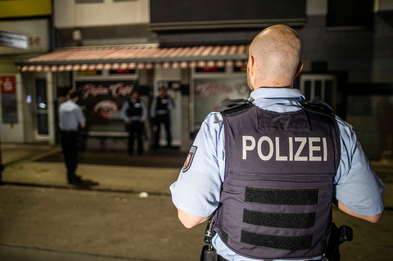 Essen: Polizisten stehen vor einem türkischen Cafe in Essen. Zuvor hatten etwa 70 Clan-Mitglieder wohl aus Rache den Laden gestürmt und verwüstet. (Archivfoto)