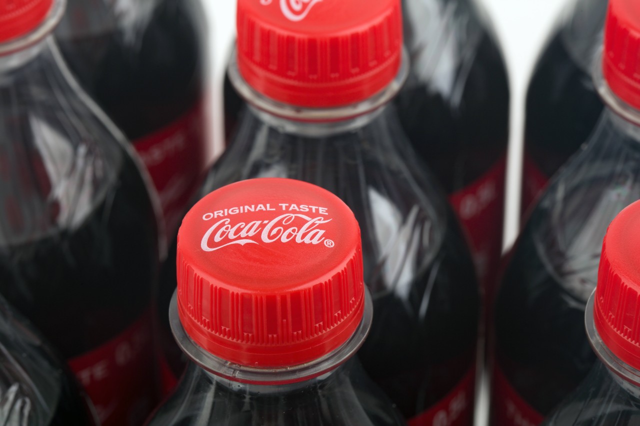 Änderung bei Coca Cola: Einwegflaschen ohne abschraubbarem Deckel. (Symbolbild)