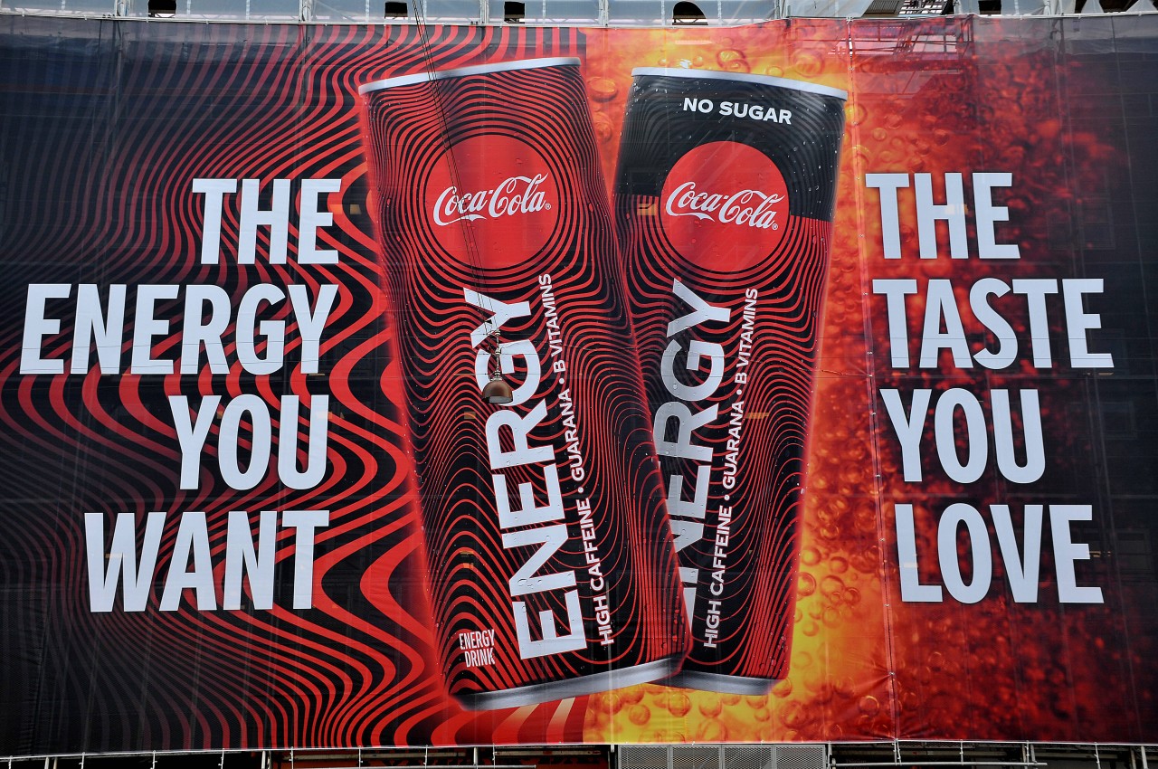 Ein Riesen-Werbebanner für „Coca-Cola Energy“. In Nordamerika wird die Produktion jetzt gestoppt.