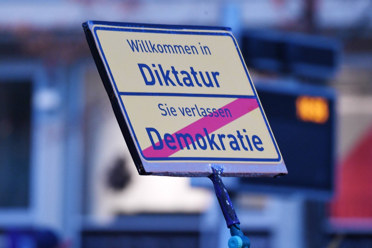 Schild auf einer Corona-Demo in Leipzig