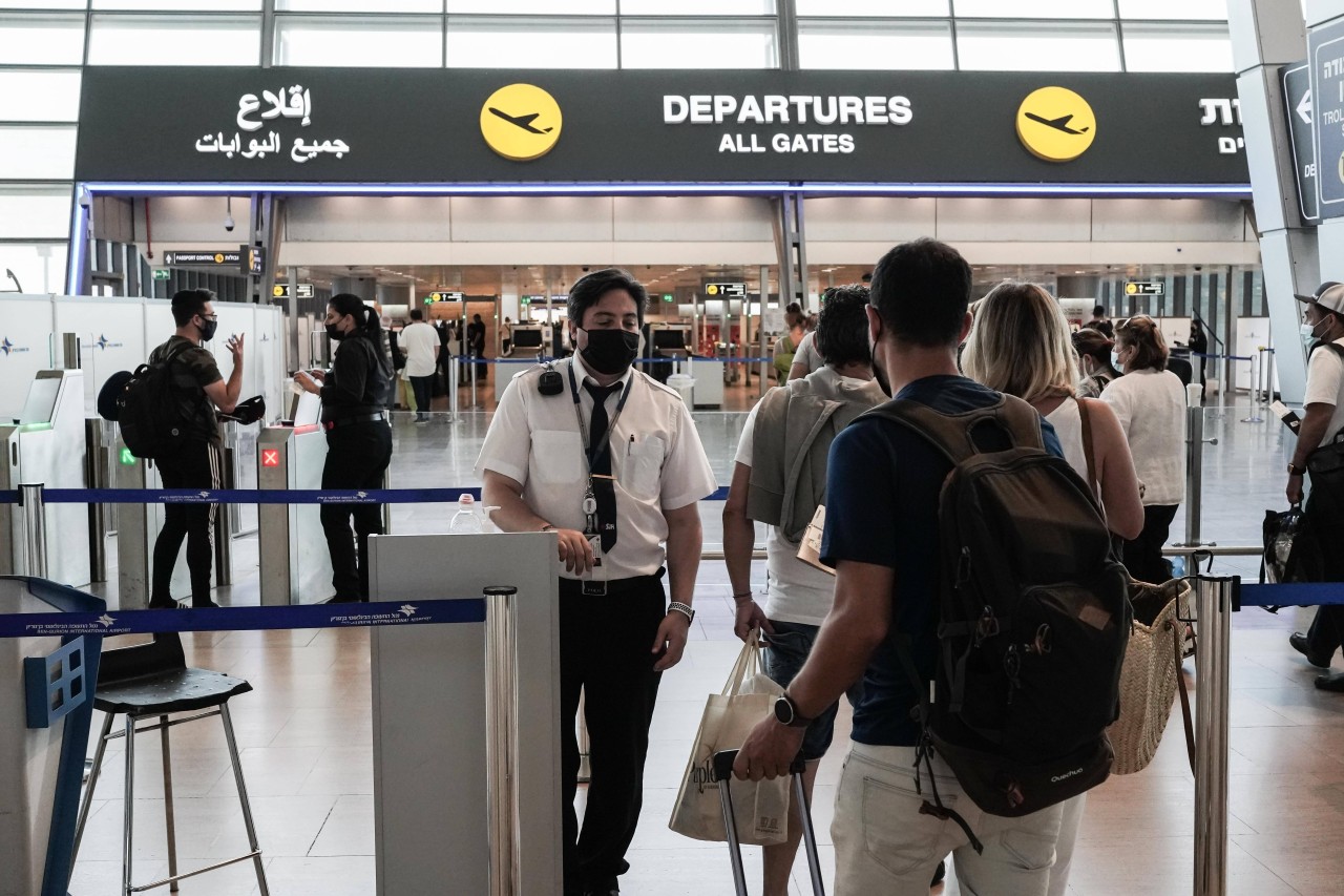 Flughafen in Tel Aviv – der israelische Ministerpräsident Naftali Bennett setzt auf „Impfungen statt Lockdowns, Masken statt Beschränkungen“