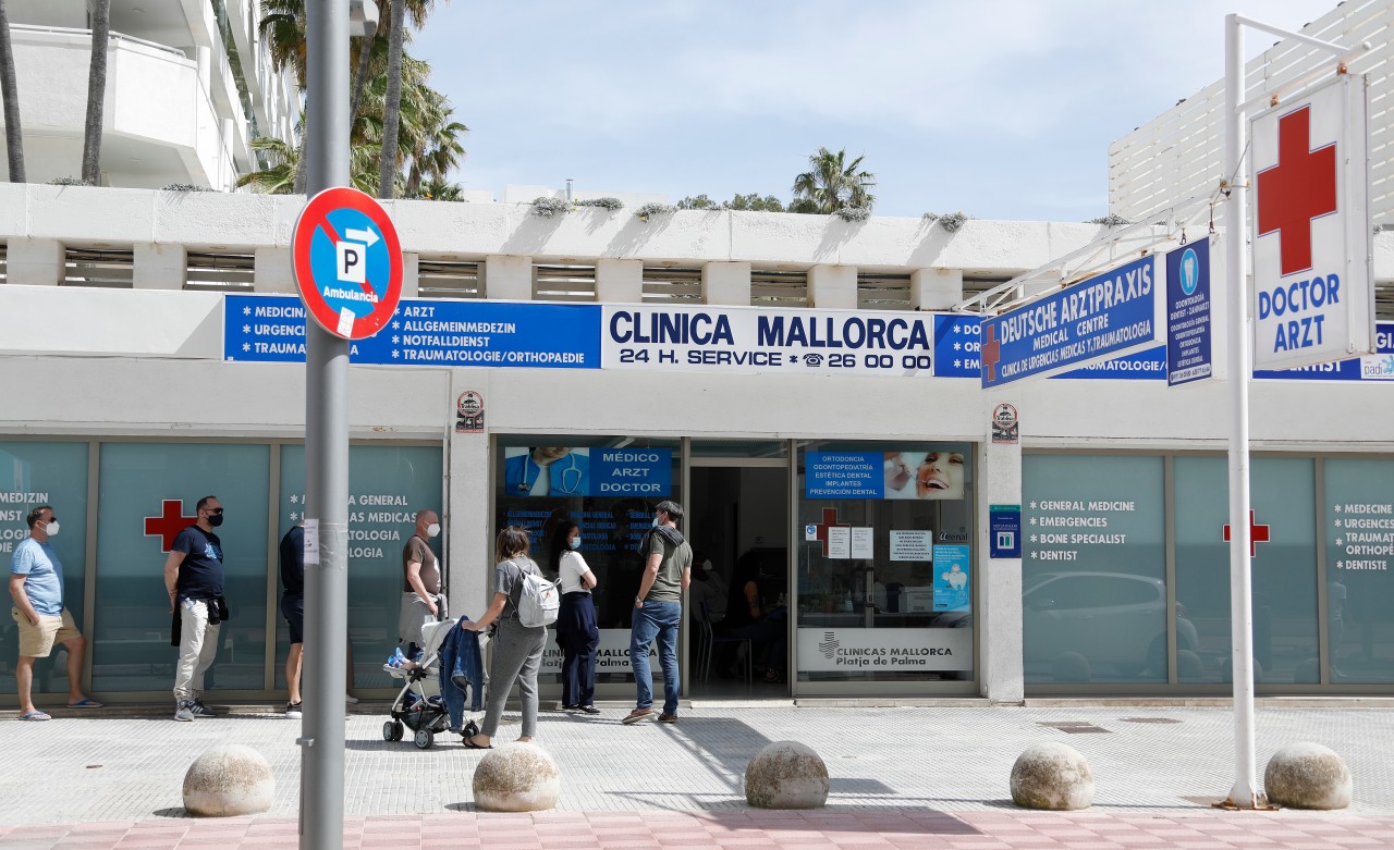 Auf Mallorca gibt es einen deutschen Arzt, der horrende Preise für Corona-Tests nimmt. (Symbolbild)