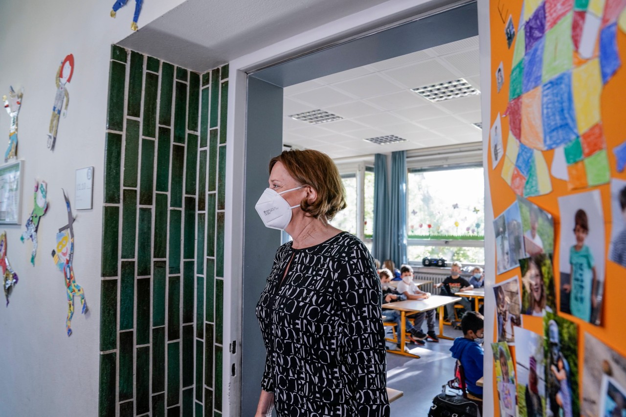 NRW-Schulministerin Yvonne Gebauer (FDP) hält an der Maskenpflicht im Unterricht fest.