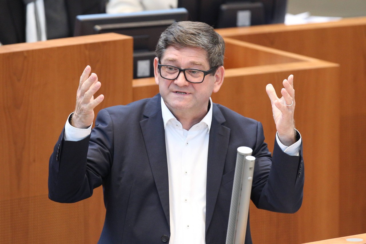 Der gesundheitspolitische Sprecher der SPD-Landtagsfraktion, Josef Neumann, kritisiert die Landesregierung scharf.