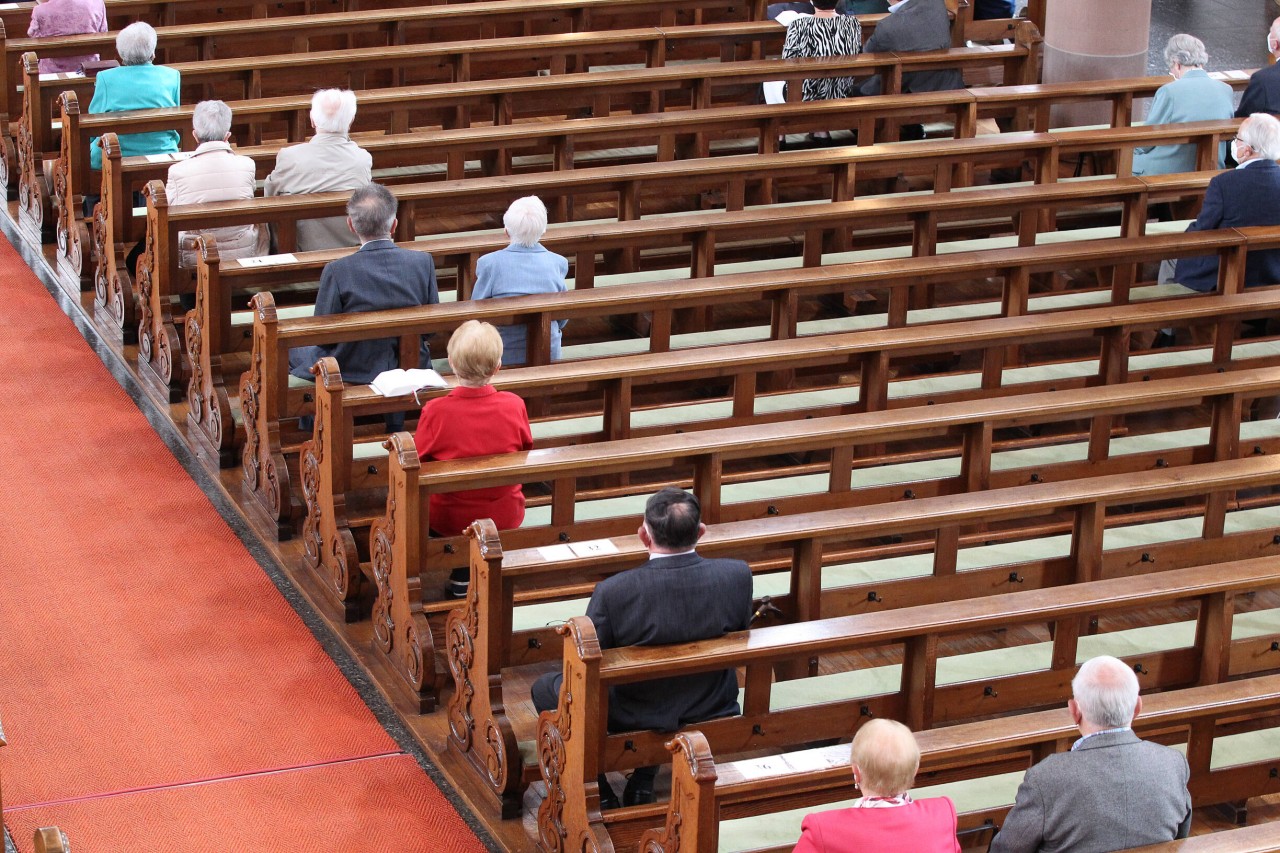 Ein Gottesdienst unter Corona-Bedingungen. Die Kirchen in NRW wollen jetzt viel mehr Teilnehmer zulassen. (Archivfoto)