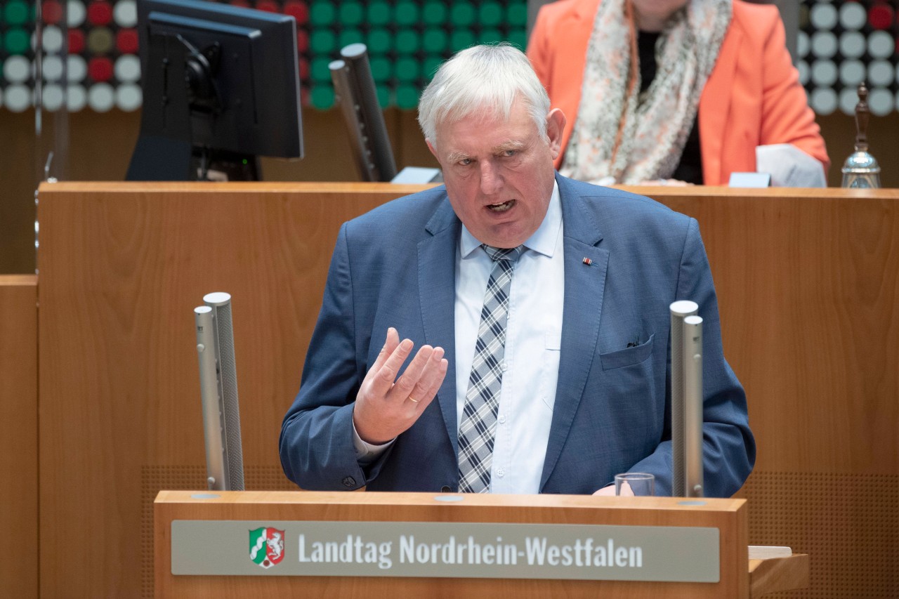 Gesundheitsminister Karl-Josef Laumann (CDU) verkündet die neue Corona-Schutzverordnung für NRW, die ab dem 9. Februar gelten soll. 