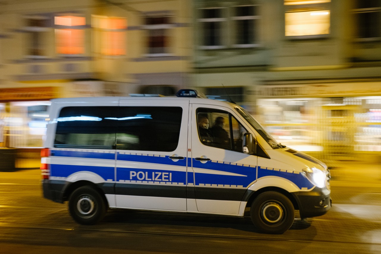 Corona in NRW: Die Polizei Hagen löste eine Feier mit 43 Menschen auf. (Symbolbild)