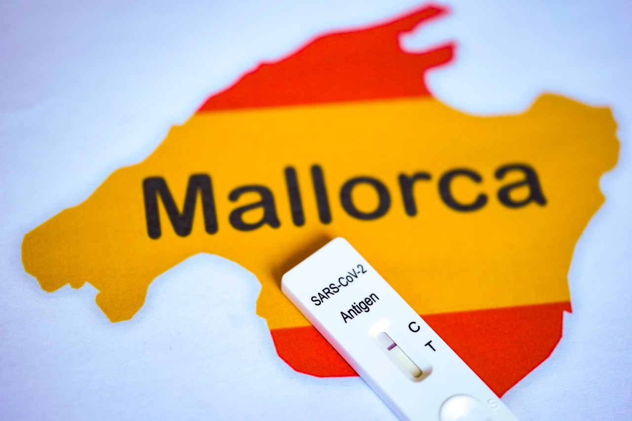 Wer nach Mallorca in Spanien will, muss einen negativen Corona-Test vorzeigen. (Symbolbild)