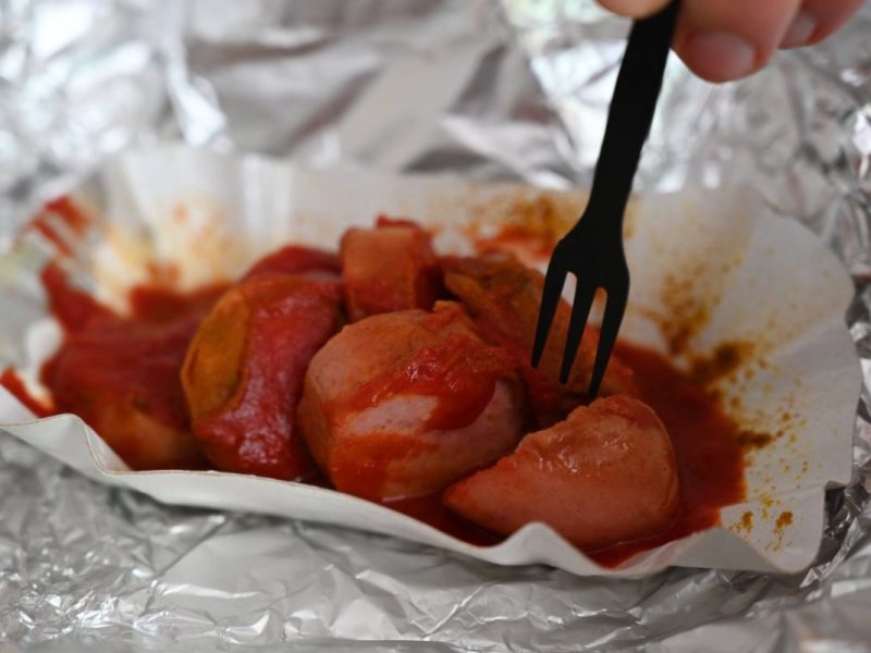 Currywurst Beilage: Was passt neben Pommes zu dem beliebten Fast-Food-Gericht?