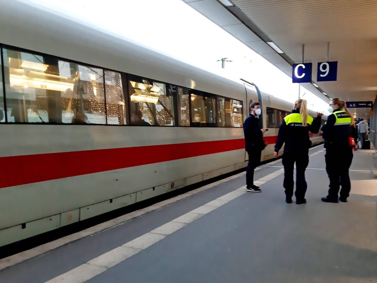 Das Pärchen sorgte im Zug der Deutschen Bahn für ordentlich Aufruhr. Da musste auch die Bundespolizei anrücken. (Symbolbild)