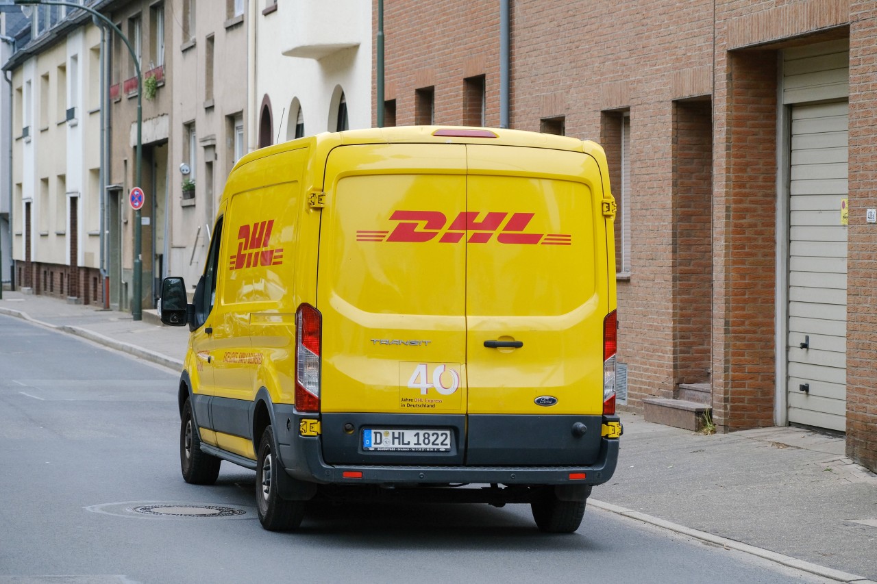 DHL: Mann schickt Paket um die Welt. Als es beim Empfänger ankommt, kann er es nicht fassen. (Symbolbild)
