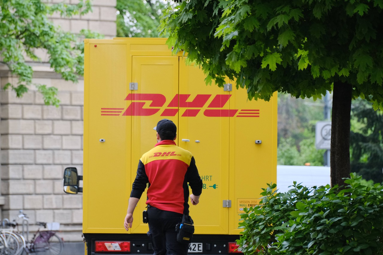 DHL: Als die Kundin ihr Paket bekommt, stellt sie einen eindeutigen Geruch fest.