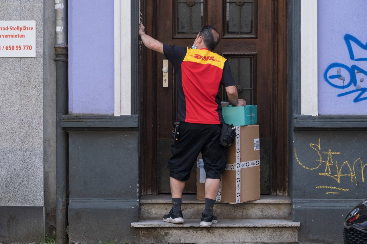 DHL-Bote liefert Pakete bis vor die Tür. (Symbolbild)