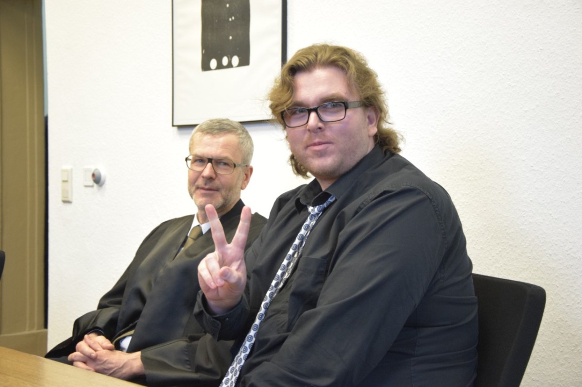 Gerrit Starcezwski (rechts) mit seinem Verteidiger Heiko Fleischer (48).