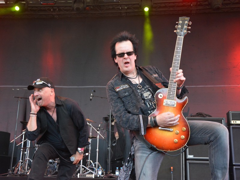 Die Band Demon bei ihrem Auftritt im Amphitheater Gelsenkirchen. Dort fand wieder das Rock Hard Festival statt.