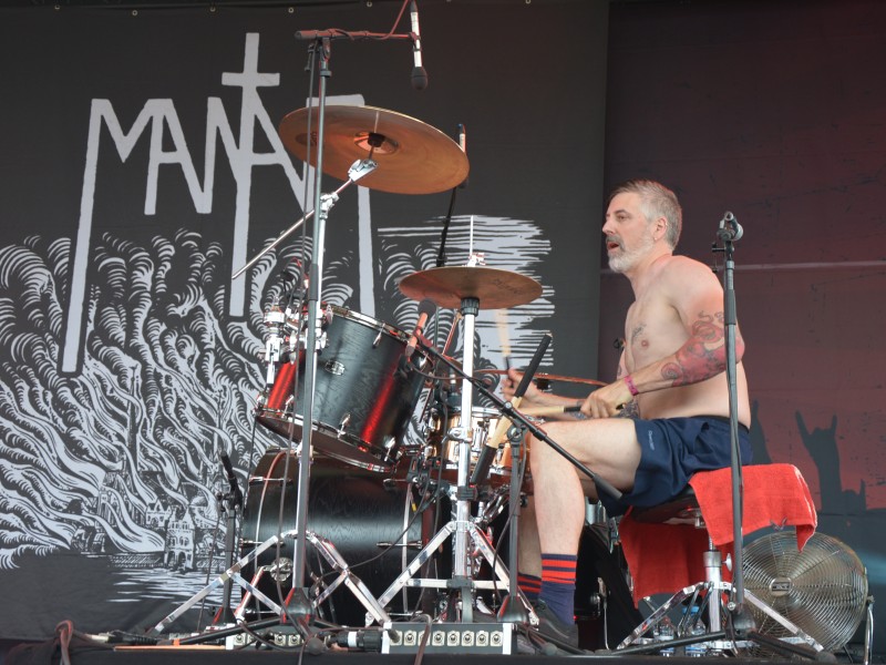 Die Band Mantar bei ihrem Auftritt im Amphitheater Gelsenkirchen. Dort fand wieder das Rock Hard Festival statt.